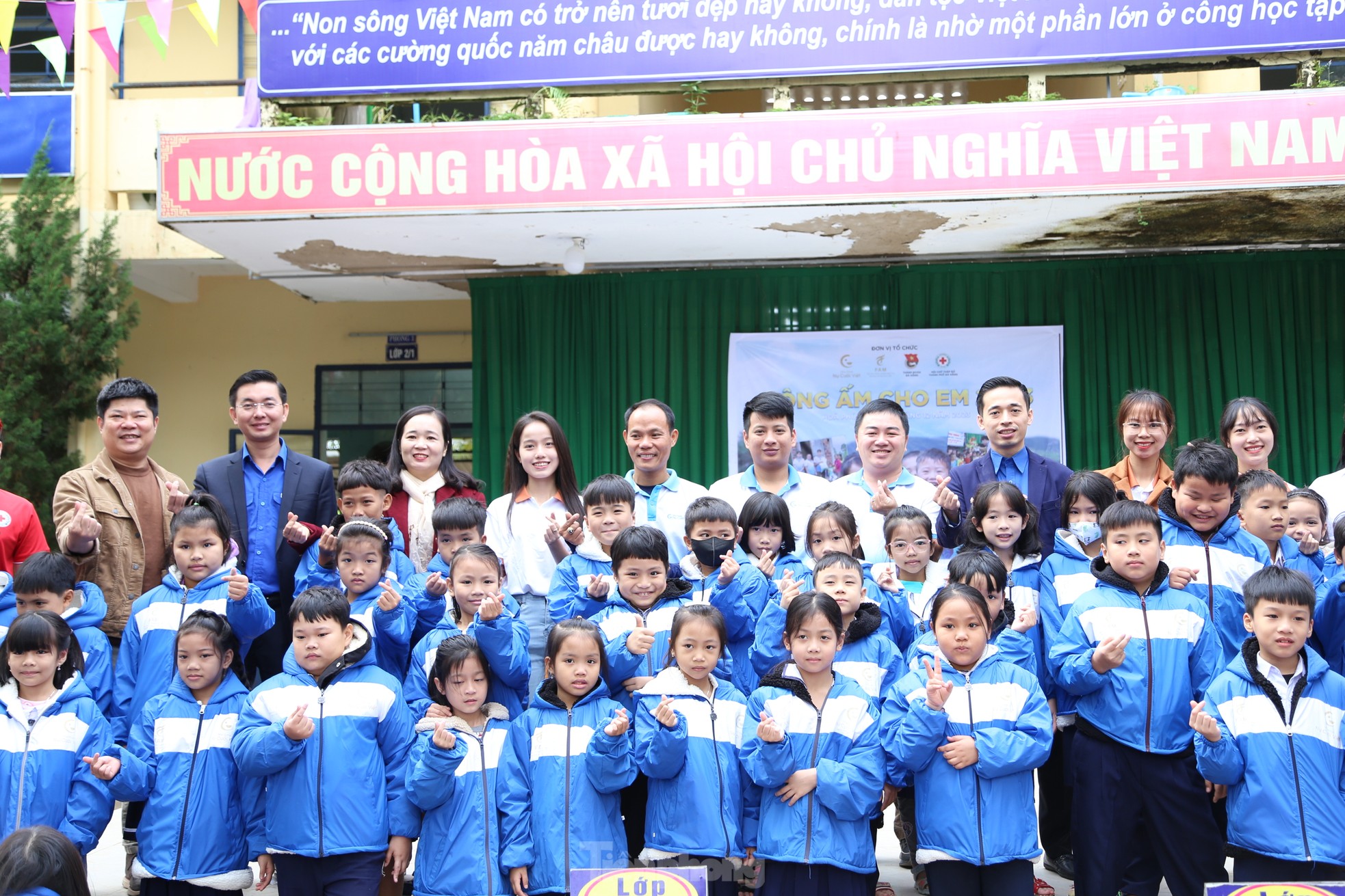 Mang đông ấm đến với trẻ em miền núi Đà Nẵng ảnh 7