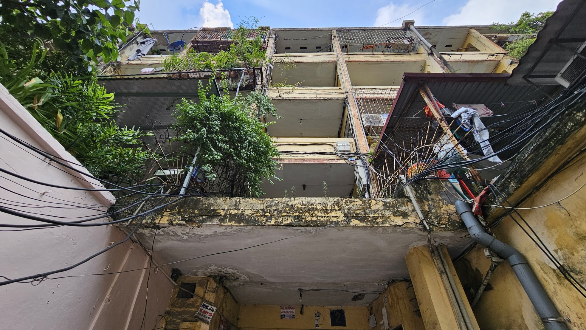 Cận cảnh khu tập thể cũ trên 'đất vàng' được Hà Nội chi tiền lập quy hoạch cải tạo ảnh 19