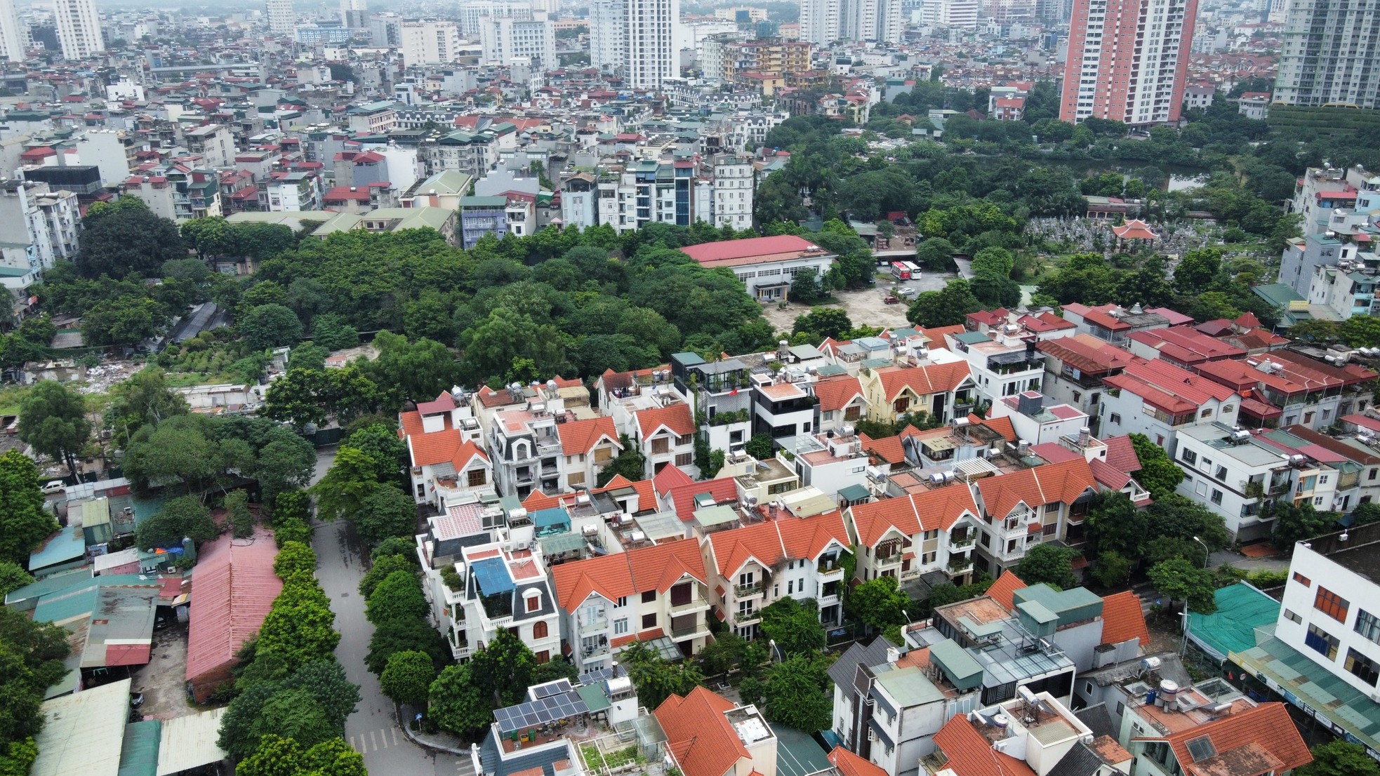 Cận cảnh cao ốc, biệt thự triệu đô 'mọc' trên quỹ đất 20% ở KĐT mới Trung Văn ảnh 2