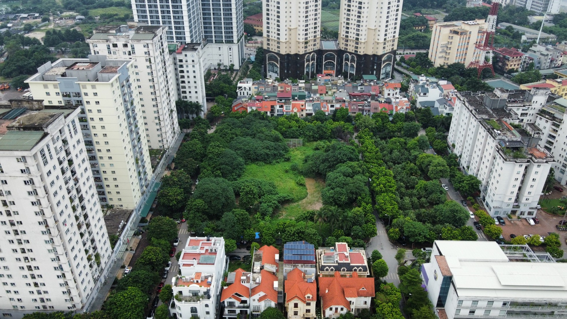 Cận cảnh cao ốc, biệt thự triệu đô 'mọc' trên quỹ đất 20% ở KĐT mới Trung Văn ảnh 1