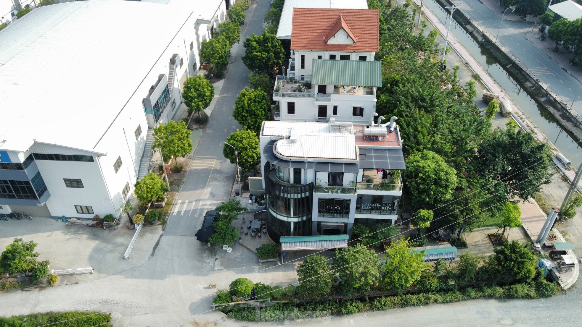 Cận cảnh loạt biệt thự 'mọc' trong cụm công nghiệp làng nghề ở Hà Nội ảnh 8
