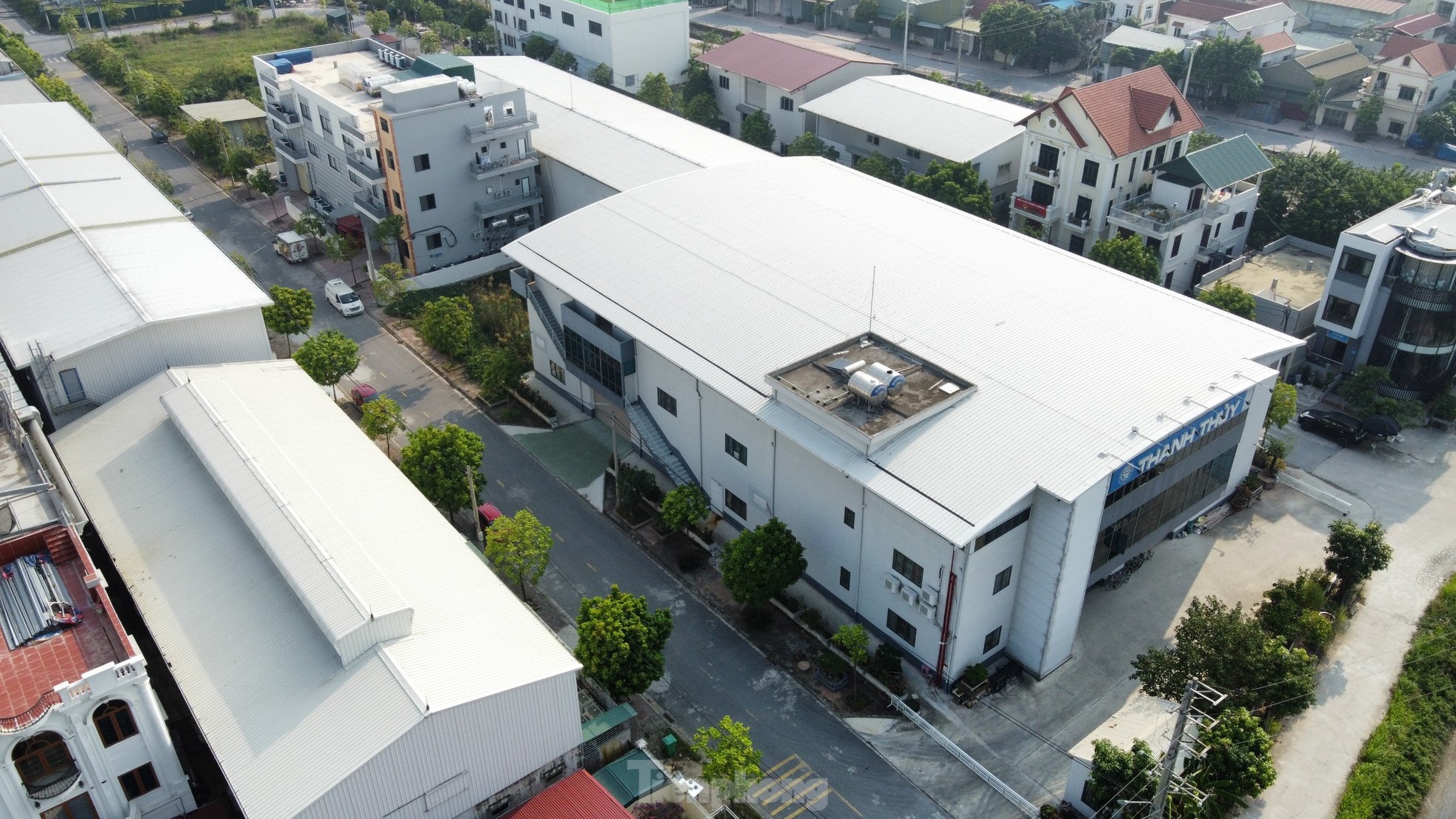 Cận cảnh loạt biệt thự 'mọc' trong cụm công nghiệp làng nghề ở Hà Nội ảnh 2