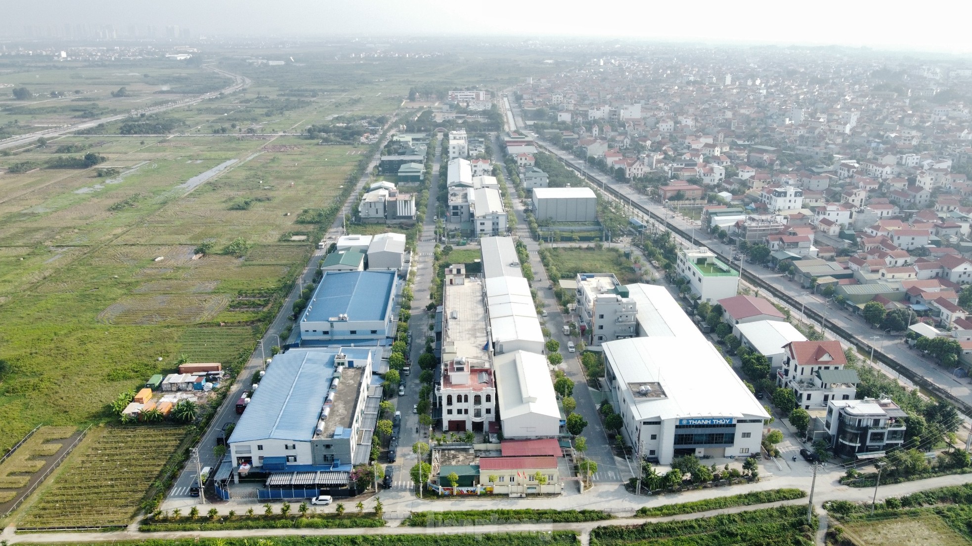 Cận cảnh loạt biệt thự 'mọc' trong cụm công nghiệp làng nghề ở Hà Nội ảnh 1