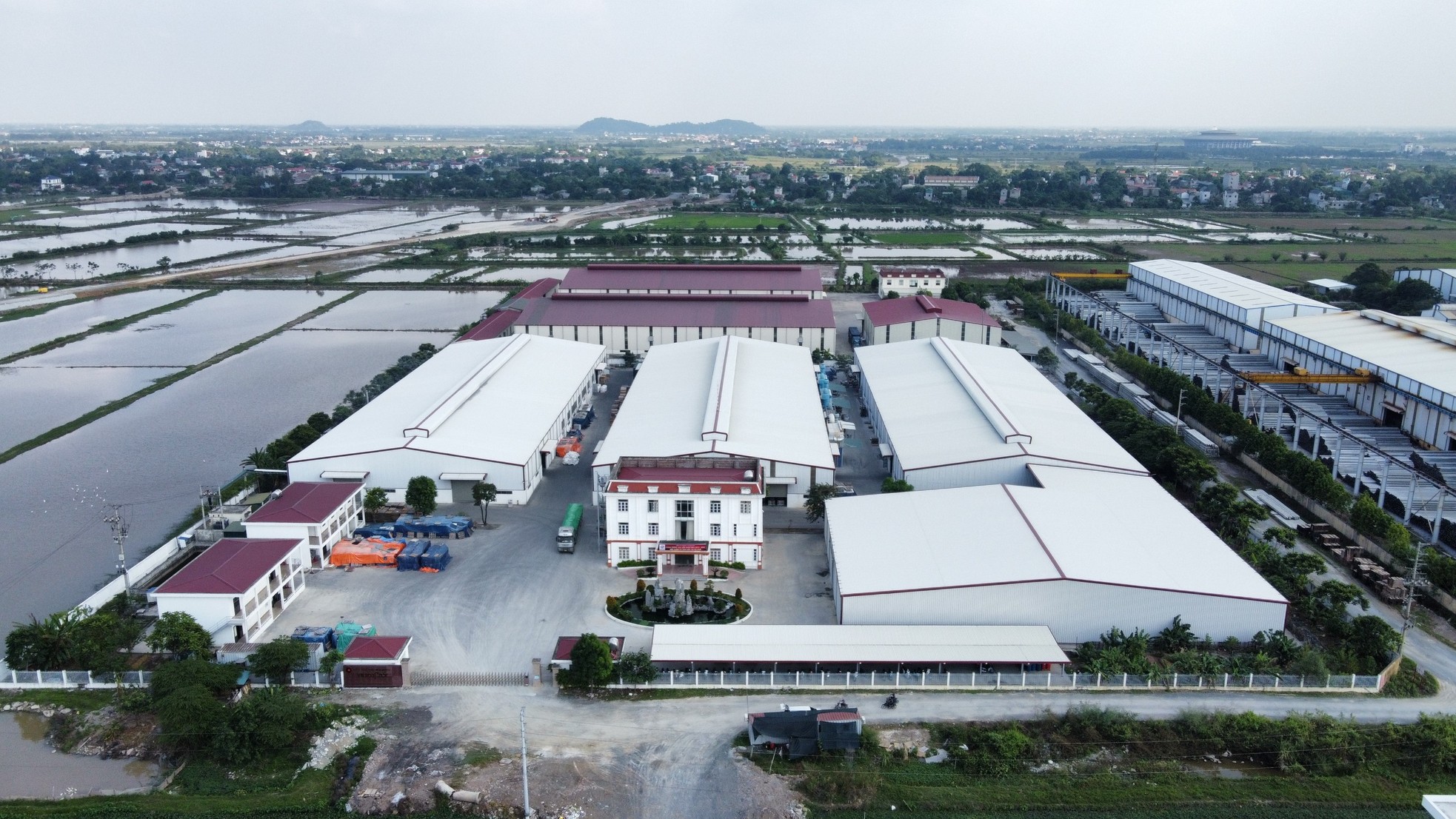 Hàng nghìn m2 quy hoạch bãi xe tại cụm công nghiệp ở Hà Nam biến thành kho chứa hàng ảnh 4