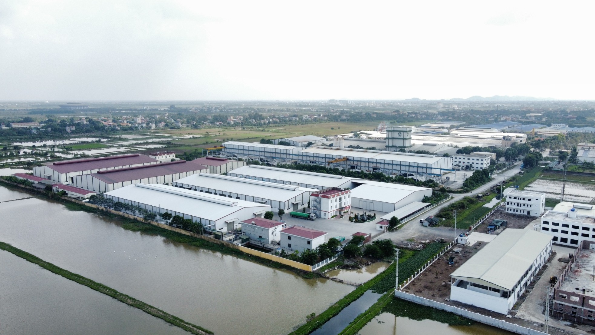 Hàng nghìn m2 quy hoạch bãi xe tại cụm công nghiệp ở Hà Nam biến thành kho chứa hàng ảnh 3