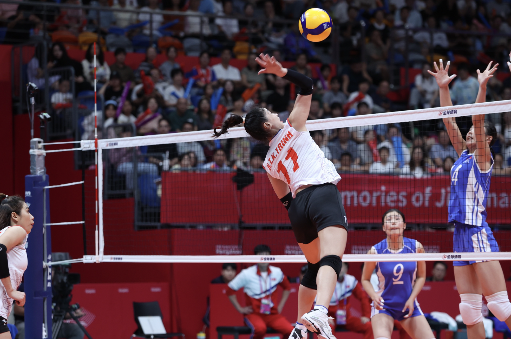 Những pha đập bóng như búa bổ đưa đội tuyển bóng chuyền nữ Việt Nam chạm tay vào bán kết Asiad 19 ảnh 6