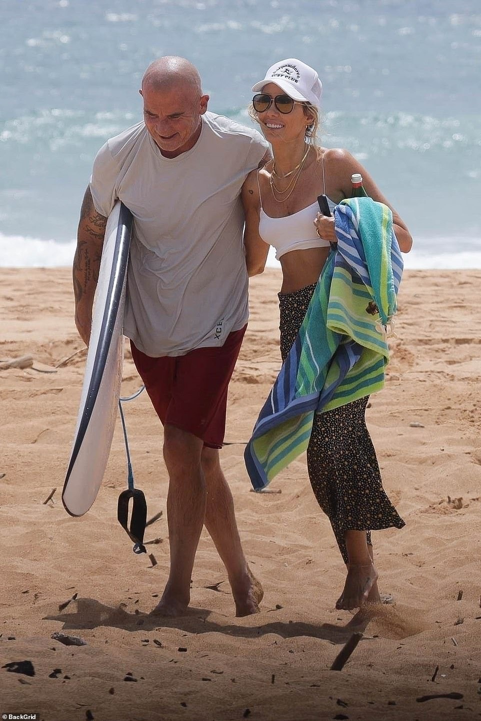 Miley Cyrus wears a bikini and competes with her U60 biological mother, photo 13