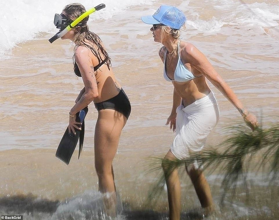 Miley Cyrus wears a bikini and competes with her U60 biological mother, photo 8