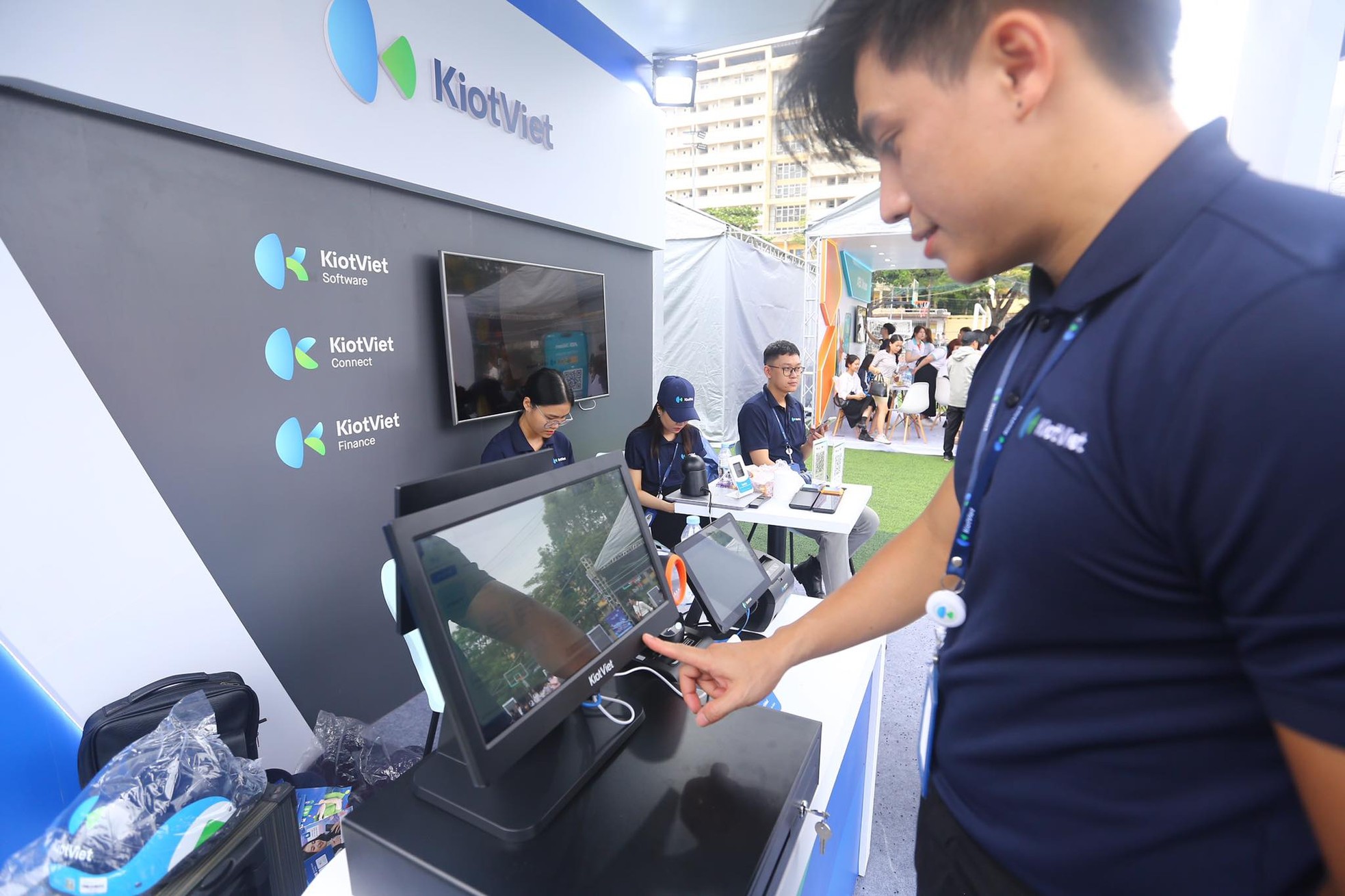 Nườm nượp check-in, mở thẻ, nhận quà tại Sóng Festival ảnh 12
