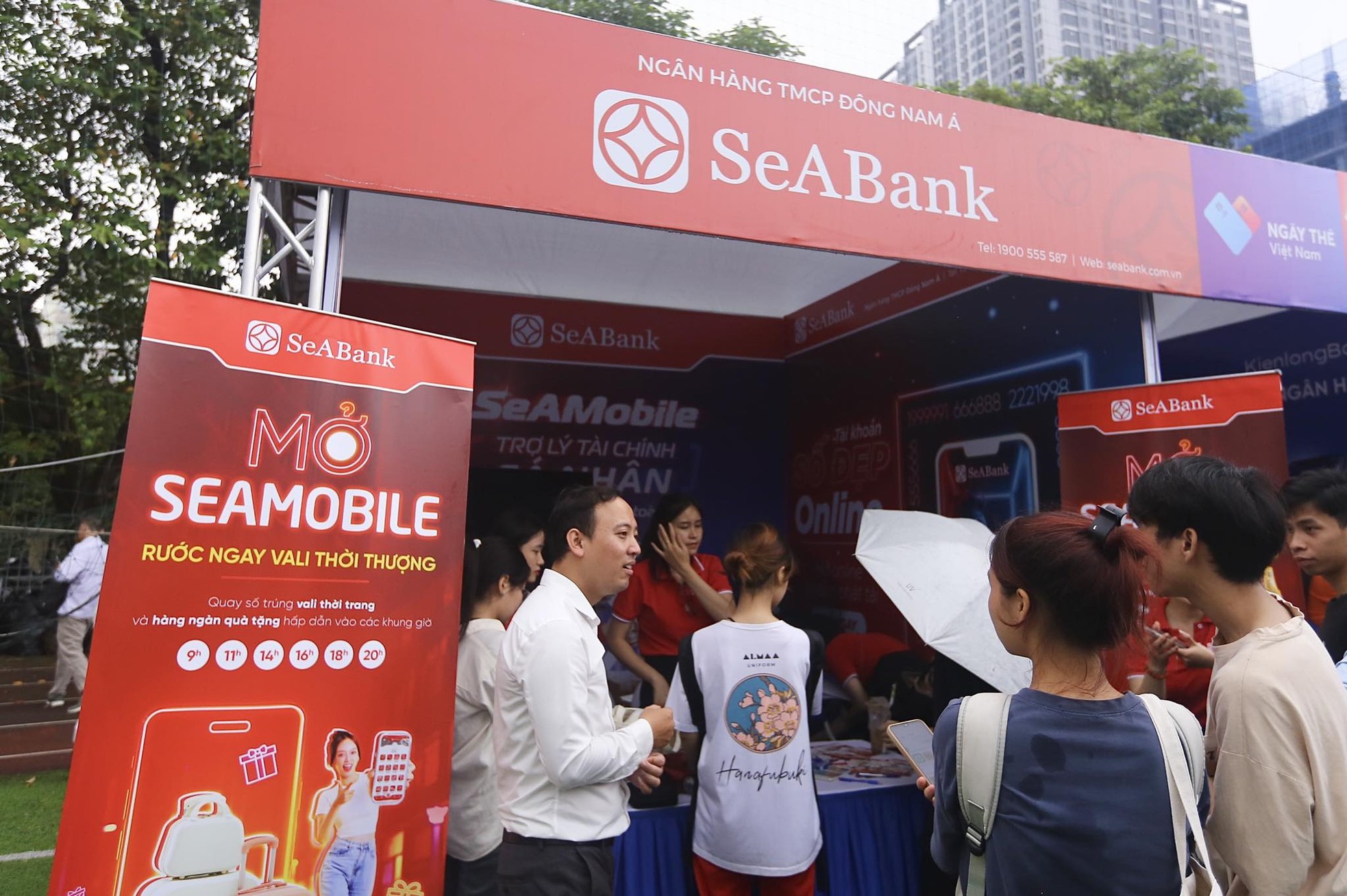 Nườm nượp check-in, mở thẻ, nhận quà tại Sóng Festival ảnh 1