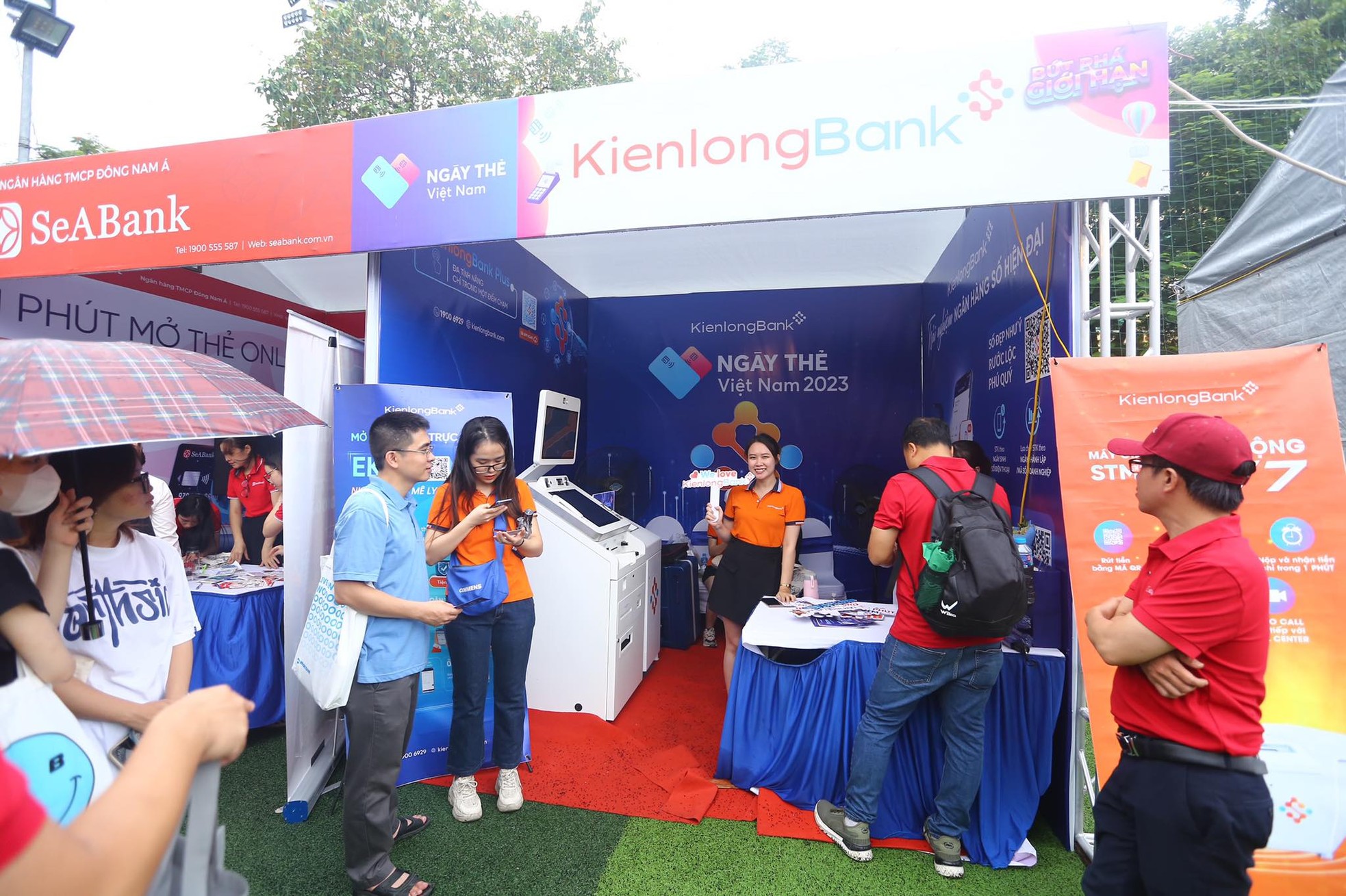 Nườm nượp check-in, mở thẻ, nhận quà tại Sóng Festival ảnh 3