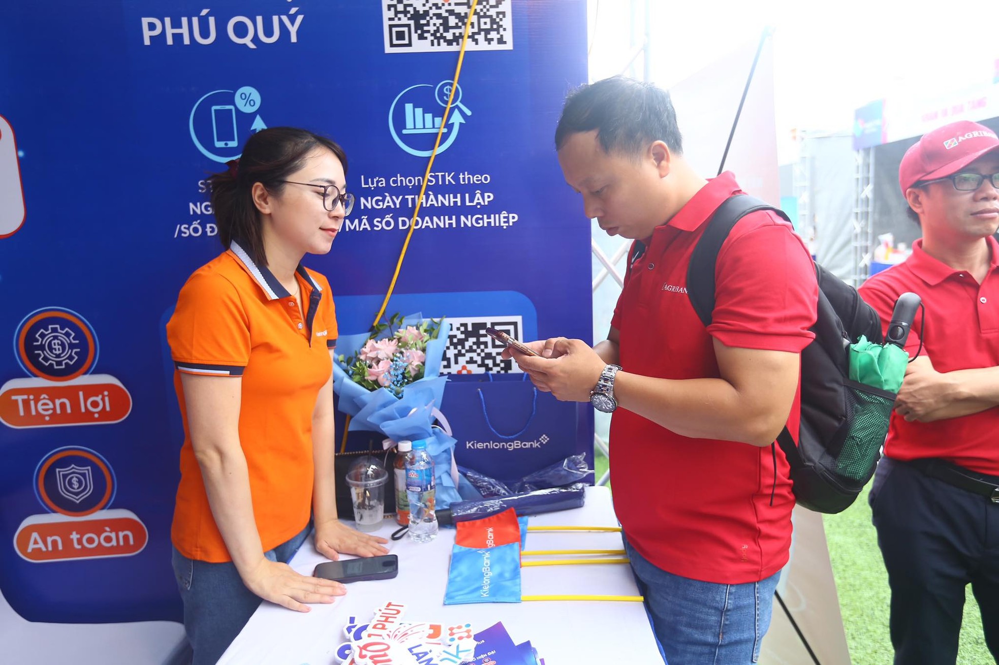 Nườm nượp check-in, mở thẻ, nhận quà tại Sóng Festival ảnh 4