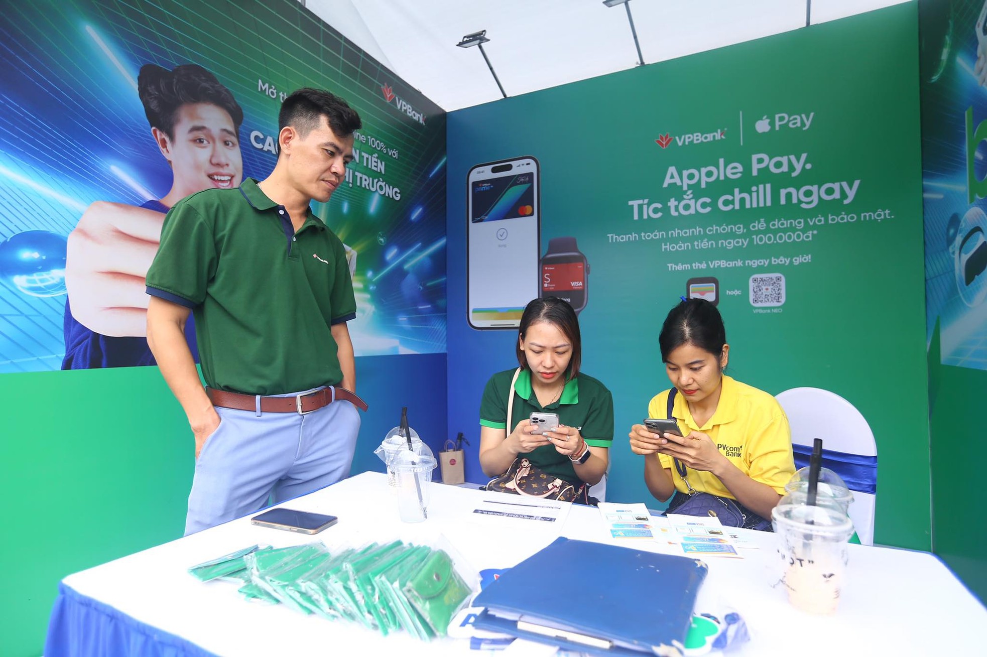 Nườm nượp check-in, mở thẻ, nhận quà tại Sóng Festival ảnh 6