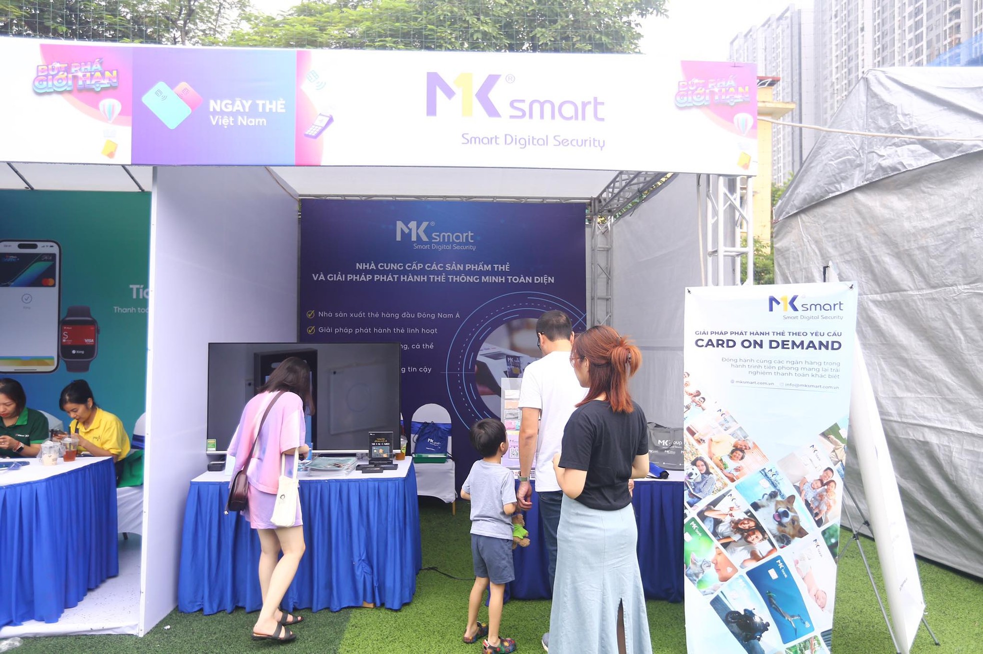 Nườm nượp check-in, mở thẻ, nhận quà tại Sóng Festival ảnh 7