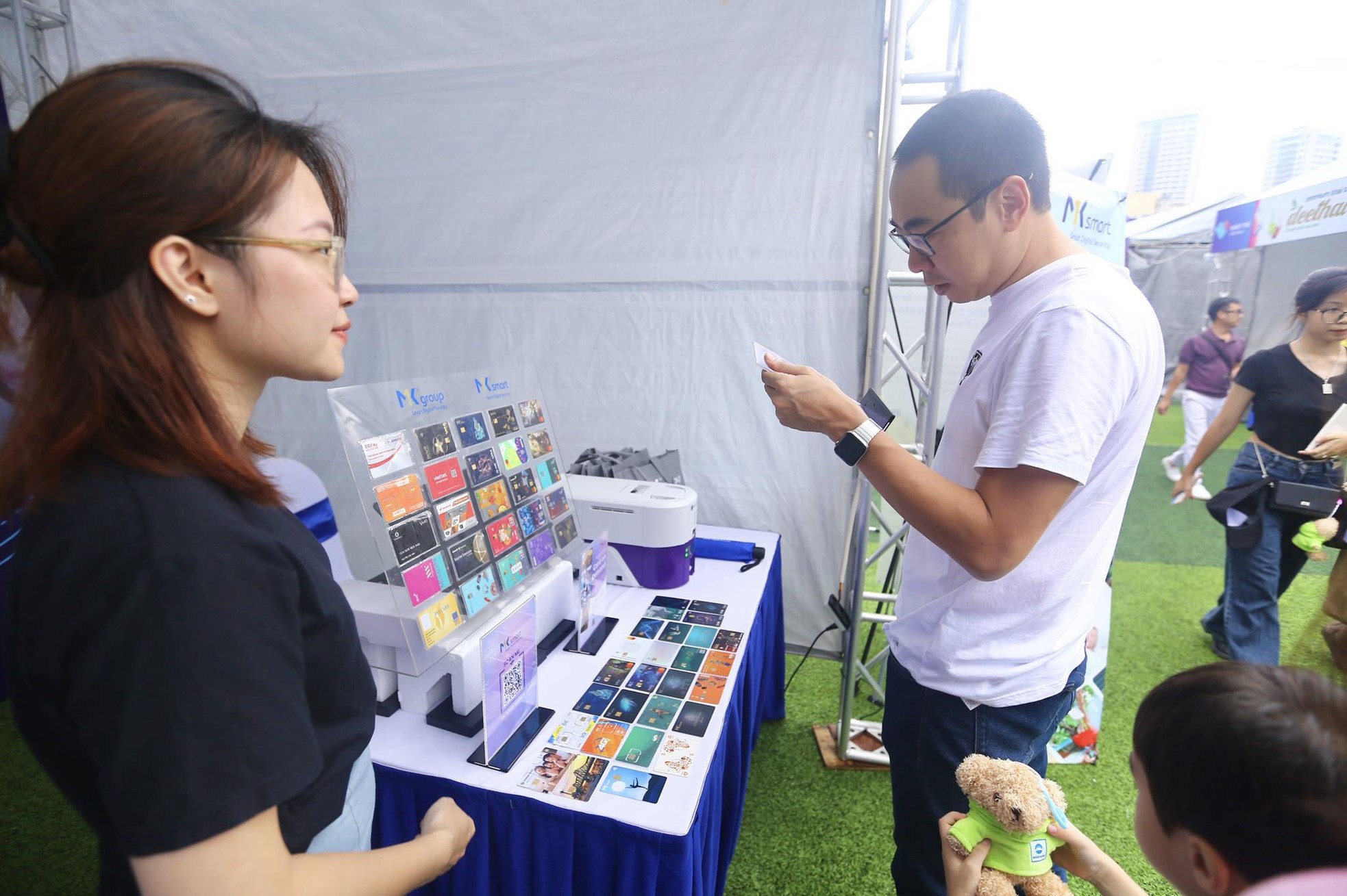Nườm nượp check-in, mở thẻ, nhận quà tại Sóng Festival ảnh 8