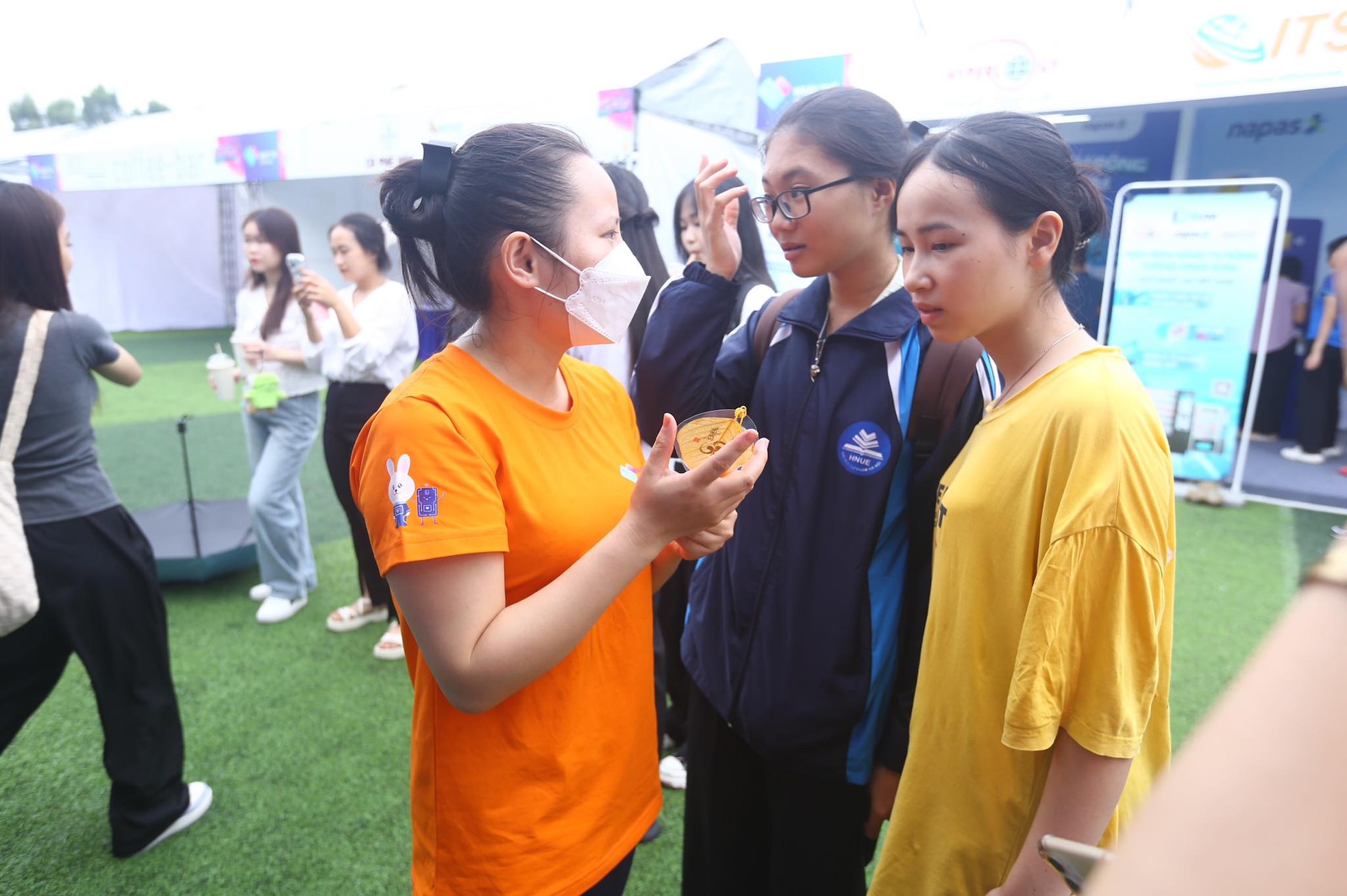 Nườm nượp check-in, mở thẻ, nhận quà tại Sóng Festival ảnh 17