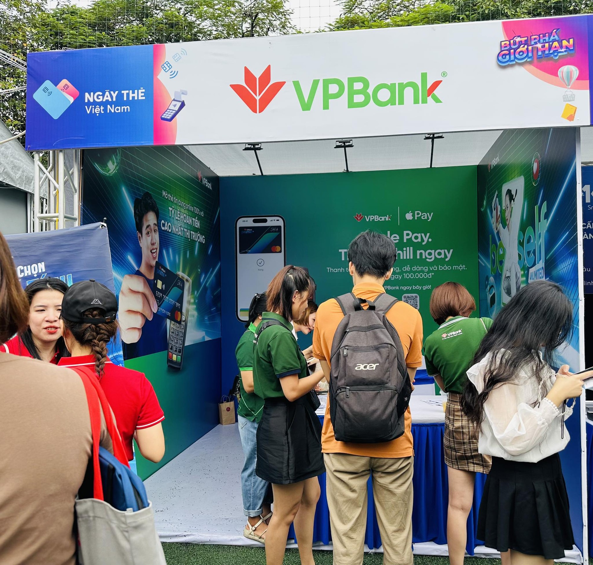 Nườm nượp check-in, mở thẻ, nhận quà tại Sóng Festival ảnh 5