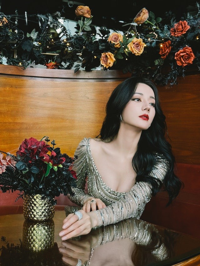 Thân hình đồng hồ cát của Địch Lệ Nhiệt Ba qua ống kính thường ảnh 4