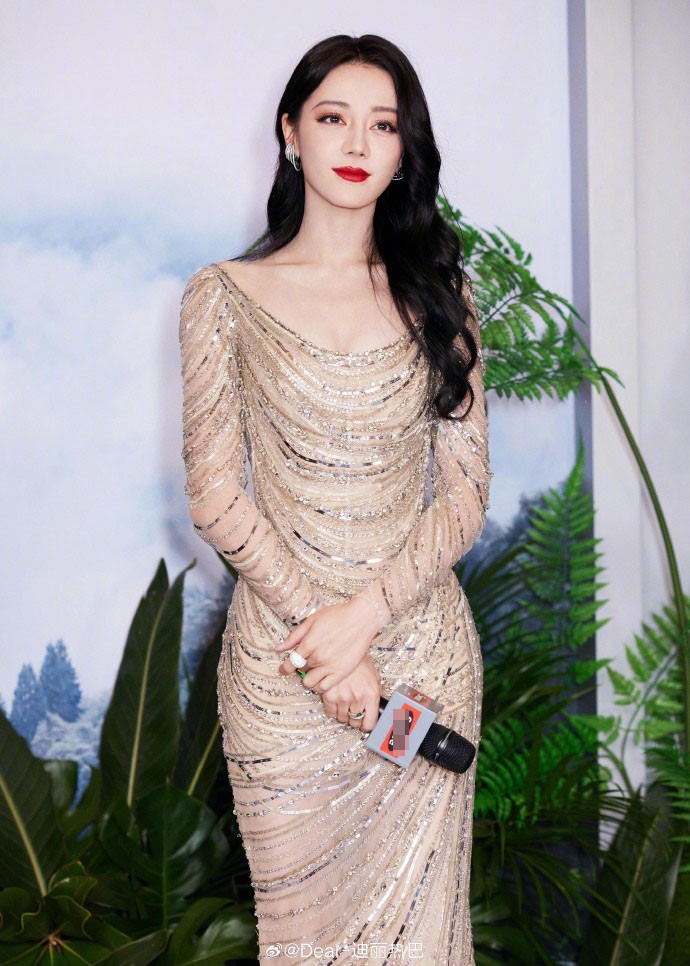 Thân hình đồng hồ cát của Địch Lệ Nhiệt Ba qua ống kính thường ảnh 3