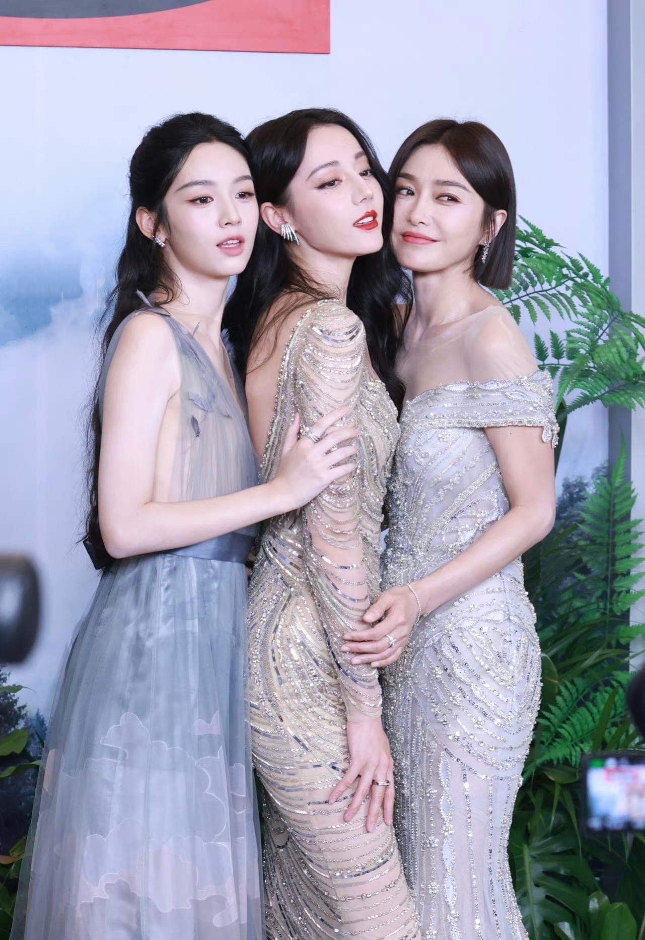 Thân hình đồng hồ cát của Địch Lệ Nhiệt Ba qua ống kính thường ảnh 1