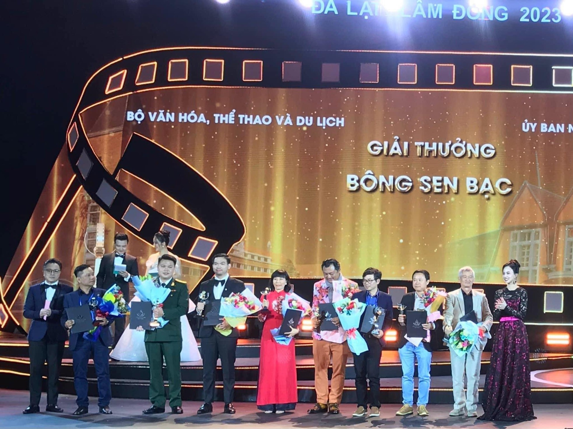 'Em và Trịnh' thắng lớn dù bị chê, 'Đất rừng phương Nam' trắng tay ảnh 2