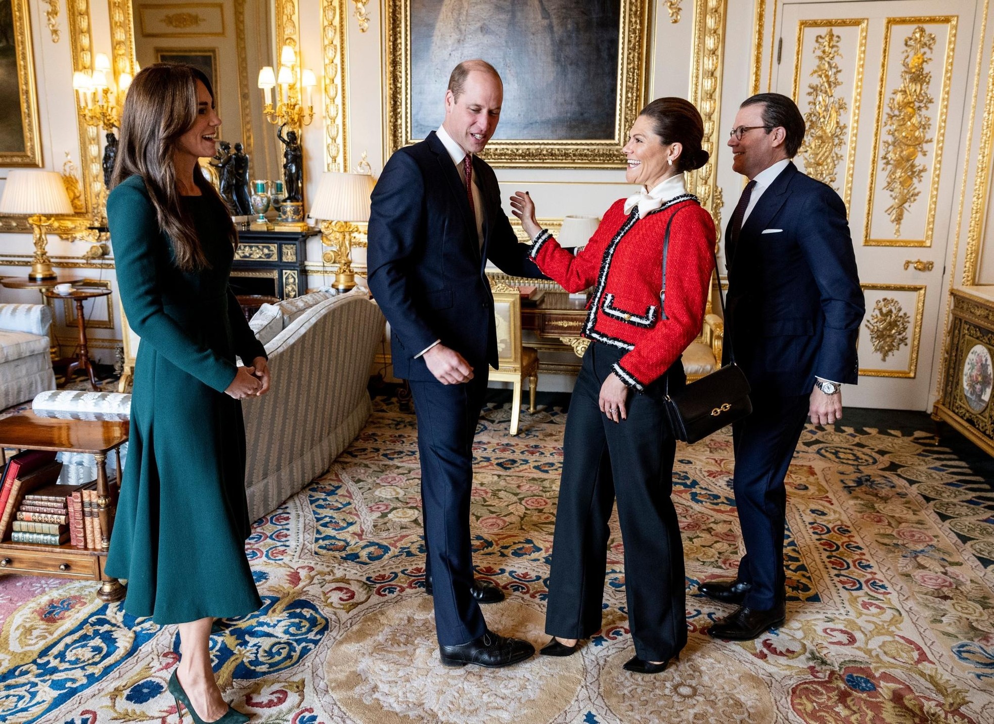 Phản ứng của William và Kate trước khủng hoảng của Hoàng gia Anh ảnh 2