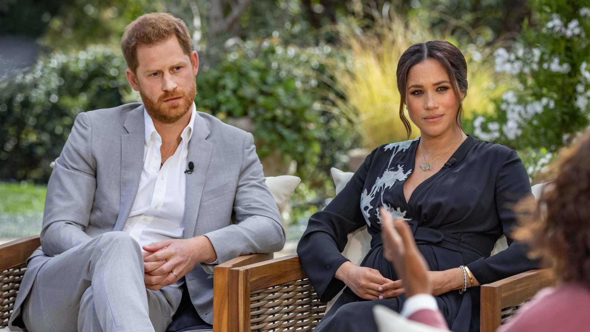 Gây thiệt hại lớn cho hoàng gia, Harry - Meghan có bị mất tước hiệu? ảnh 2