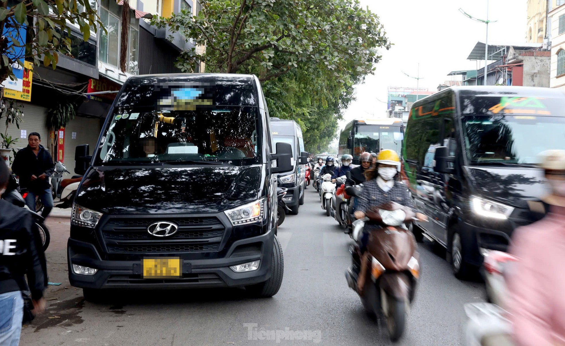 CSGT Hà Nội tuần tra bắt quả tang nhiều xe limousine dừng đỗ sai quy định ảnh 1