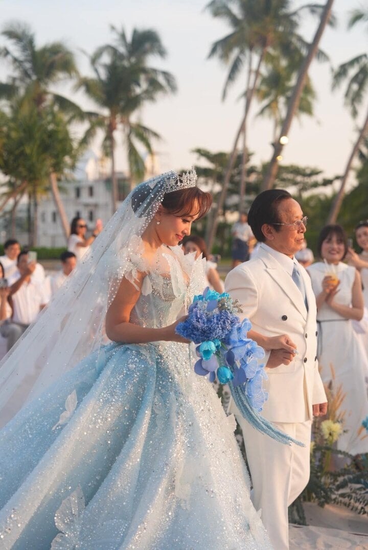 Hồ Hoài Anh đệm đàn ở đám cưới Vân Hugo ảnh 3