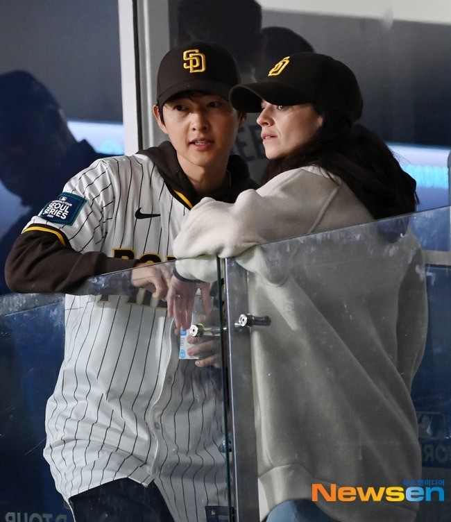Hyun Bin - Son Ye Jin hẹn hò xem bóng chày ảnh 11