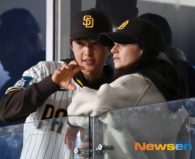 Hyun Bin - Son Ye Jin hẹn hò xem bóng chày ảnh 9