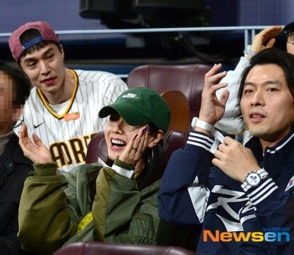 Hyun Bin - Son Ye Jin hẹn hò xem bóng chày ảnh 2