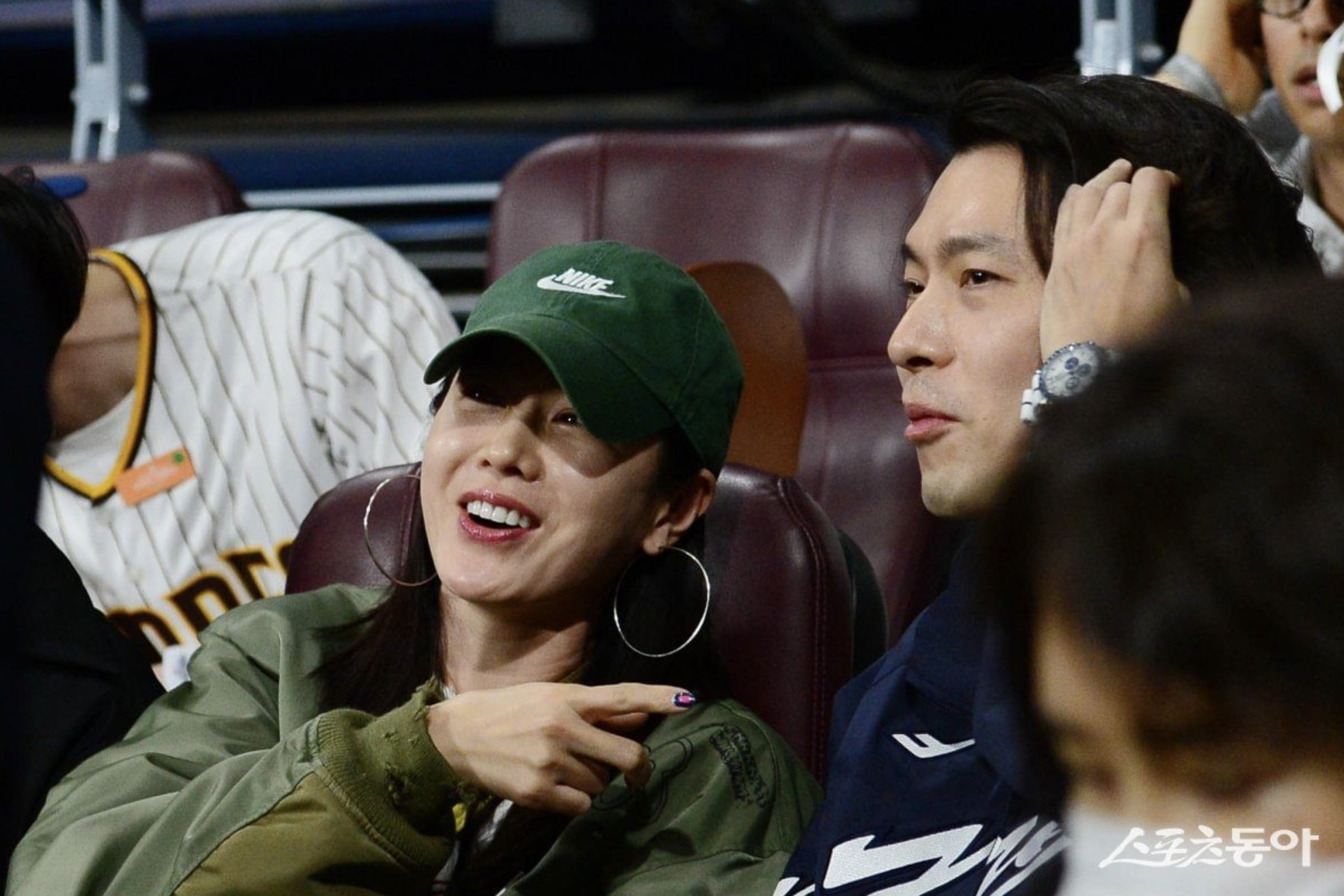 Hyun Bin - Son Ye Jin hẹn hò xem bóng chày ảnh 1