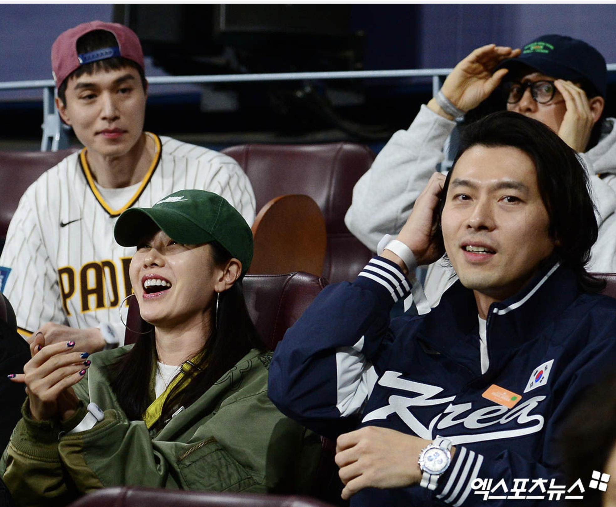 Hyun Bin - Son Ye Jin hẹn hò xem bóng chày ảnh 8