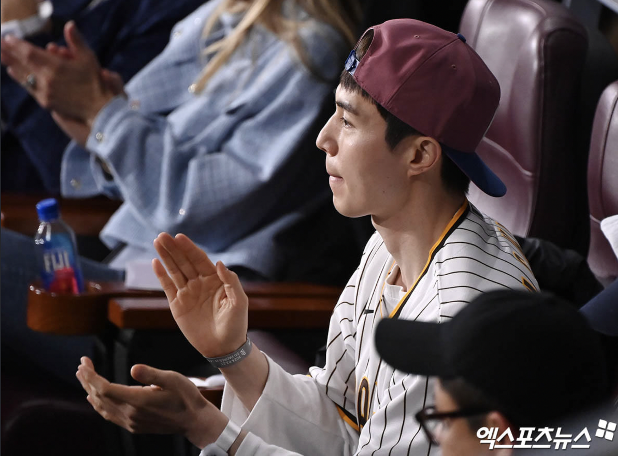 Hyun Bin - Son Ye Jin hẹn hò xem bóng chày ảnh 6