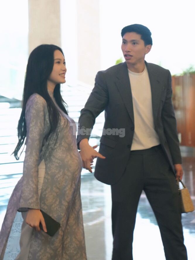Đặng Văn Lâm và bạn gái Yến Xuân dự cưới Quang Hải ảnh 9