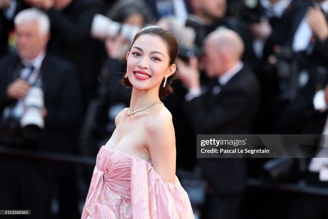 Cannes ngày ba: Người đẹp Thái Lan gây sốc với trang phục xuyên thấu ảnh 22