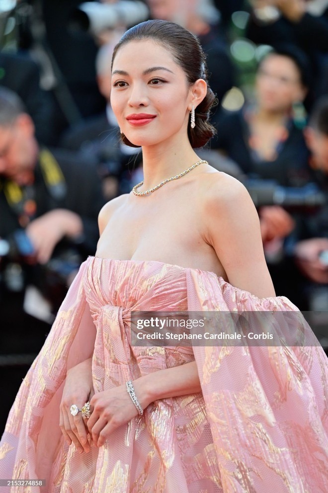 Cannes ngày ba: Người đẹp Thái Lan gây sốc với trang phục xuyên thấu ảnh 23