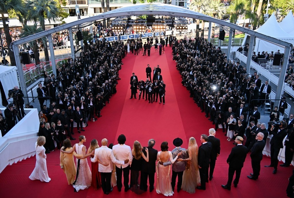 Cannes ngày ba: Người đẹp Thái Lan gây sốc với trang phục xuyên thấu ảnh 2