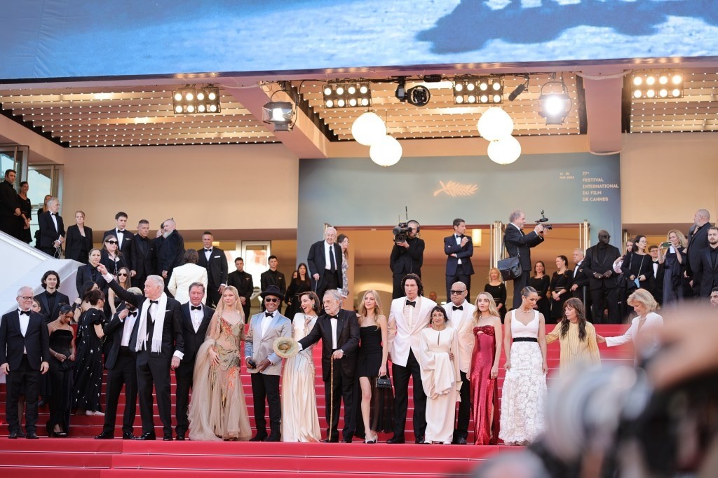 Cannes ngày ba: Người đẹp Thái Lan gây sốc với trang phục xuyên thấu ảnh 1