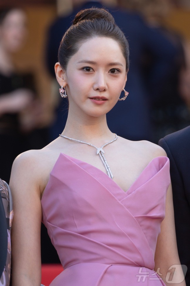 Han So Hee và Yoona (SNSD) so kè nhan sắc trên thảm đỏ Cannes ảnh 23