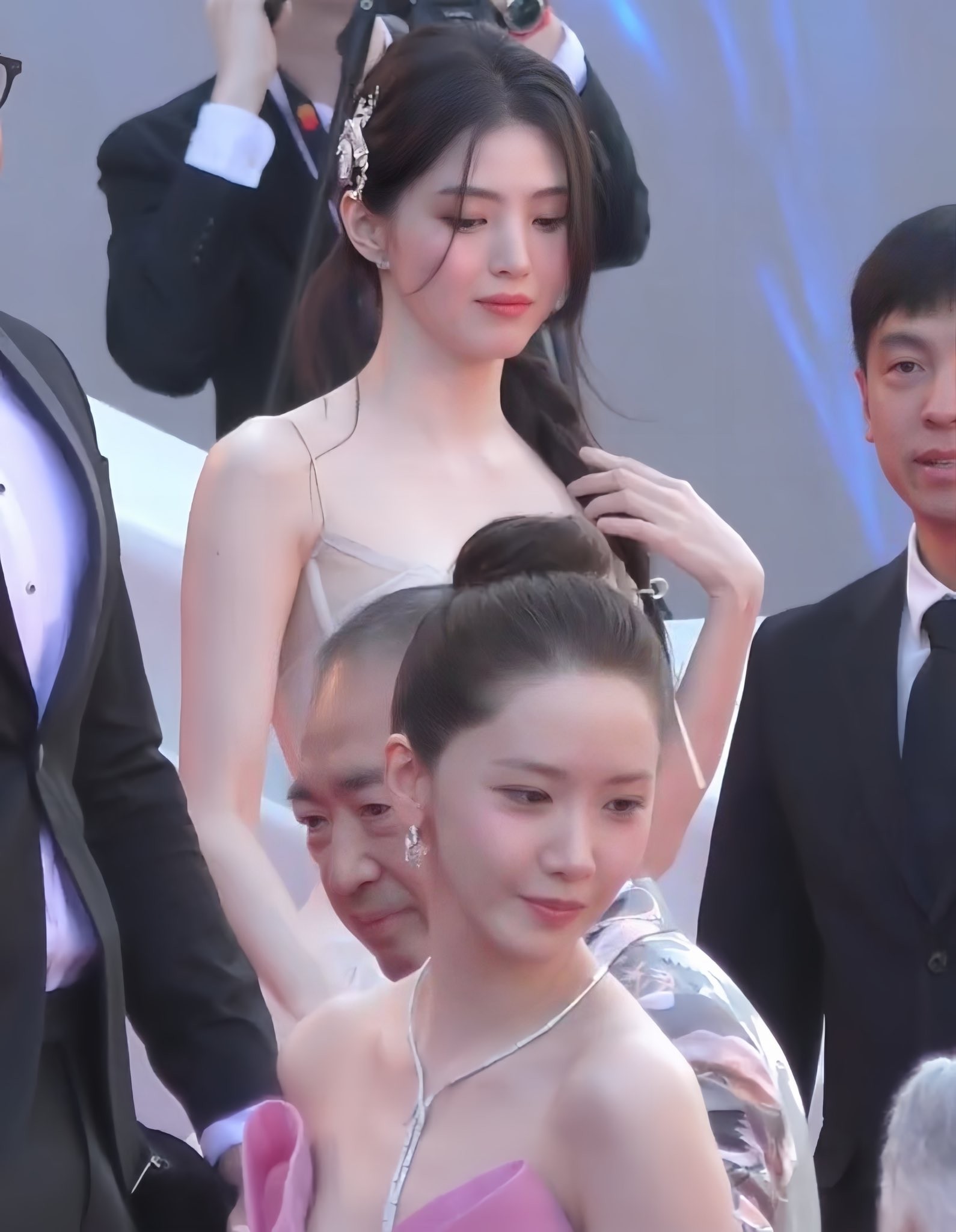 Han So Hee và Yoona (SNSD) so kè nhan sắc trên thảm đỏ Cannes ảnh 30