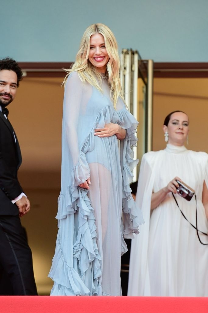 Cannes ngày 6: Váy cúp ngực, xuyên thấu ngập tràn thảm đỏ ảnh 3