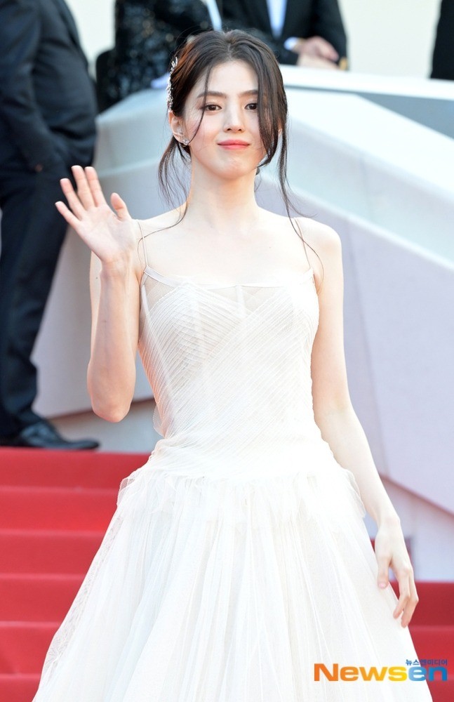 Han So Hee và Yoona (SNSD) so kè nhan sắc trên thảm đỏ Cannes ảnh 8