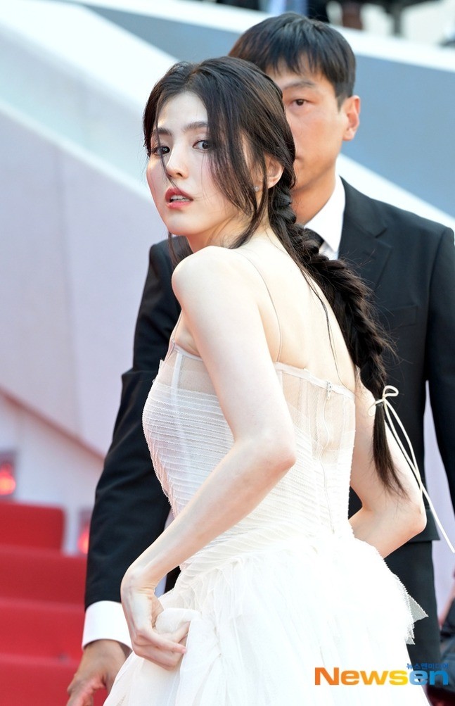 Han So Hee và Yoona (SNSD) so kè nhan sắc trên thảm đỏ Cannes ảnh 7