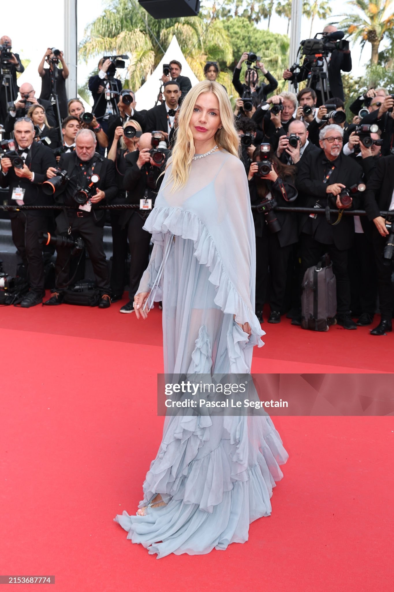 Cannes ngày 6: Váy cúp ngực, xuyên thấu ngập tràn thảm đỏ ảnh 1