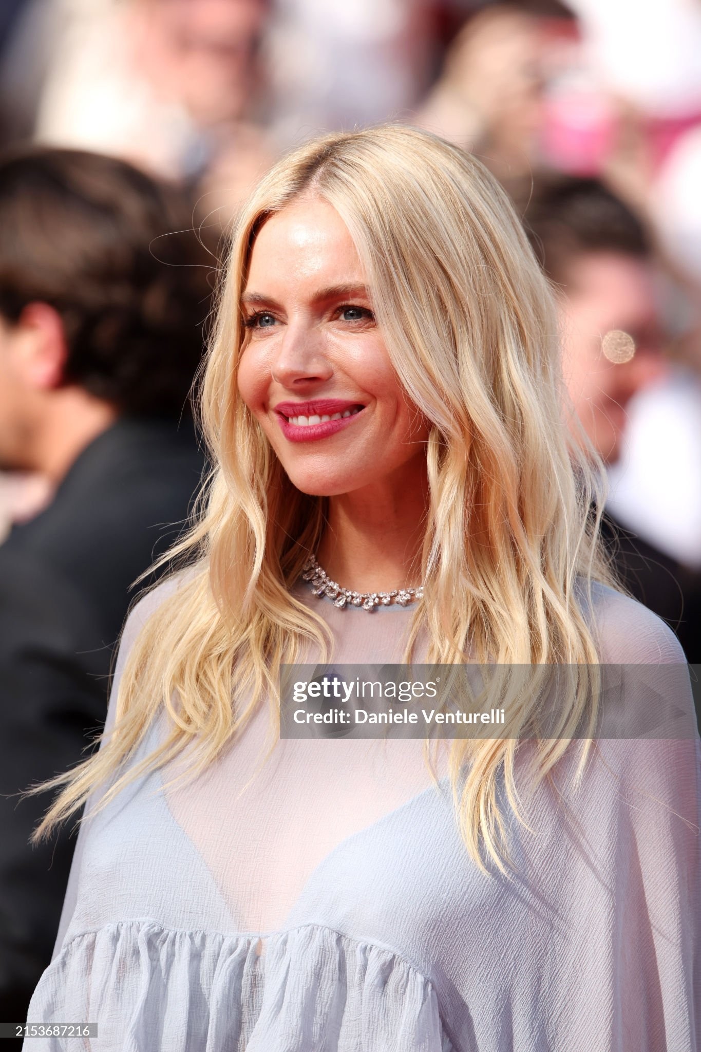 Cannes ngày 6: Váy cúp ngực, xuyên thấu ngập tràn thảm đỏ ảnh 2