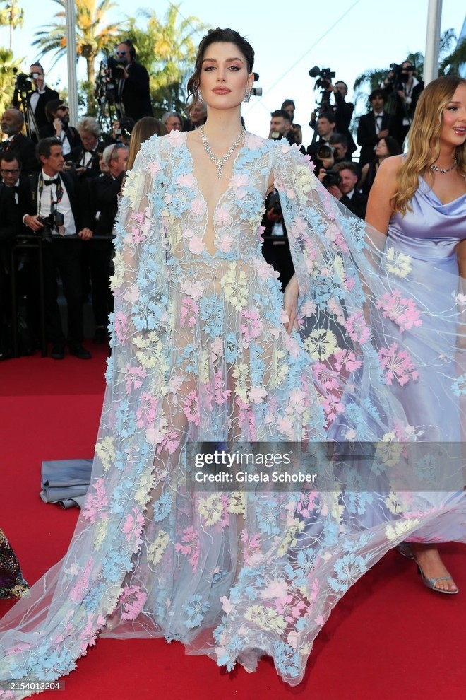 Cannes ngày 8: Đầm cắt xẻ bạo, mặc như không của dàn sao nữ ảnh 18
