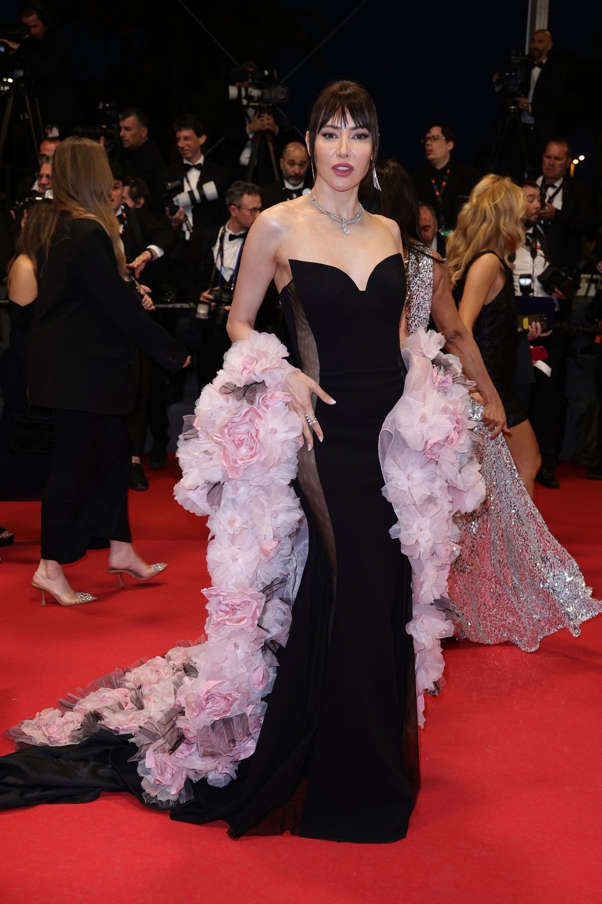 Cannes ngày 8: Đầm cắt xẻ bạo, mặc như không của dàn sao nữ ảnh 26
