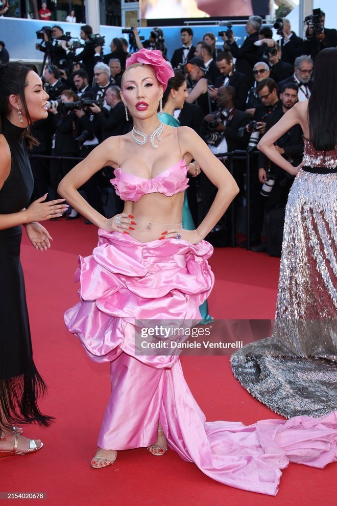 Cannes ngày 8: Đầm cắt xẻ bạo, mặc như không của dàn sao nữ ảnh 28